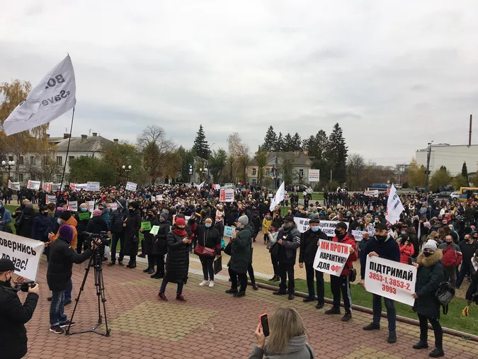 «Людина їсть не тільки в будні»: у Луцьку страйкують підприємці  (фото, відео)