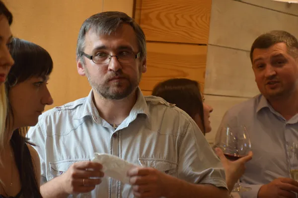 Журналіст Юрій Ричук , який поки що тримає  своє місце роботи в таємниці