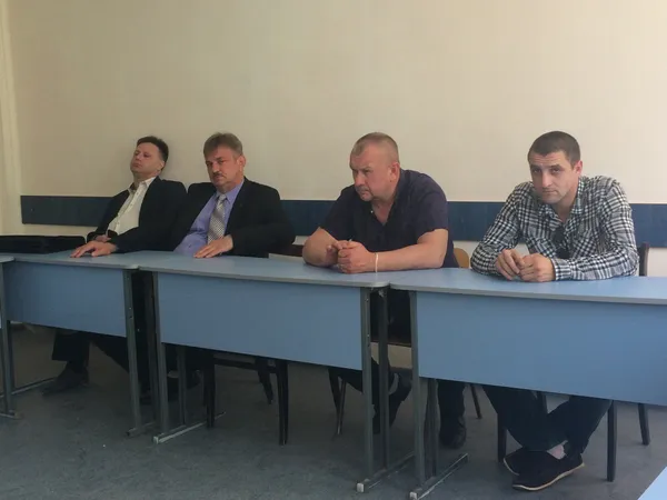 Зліва - представник Анатолія та Василя Байцимів