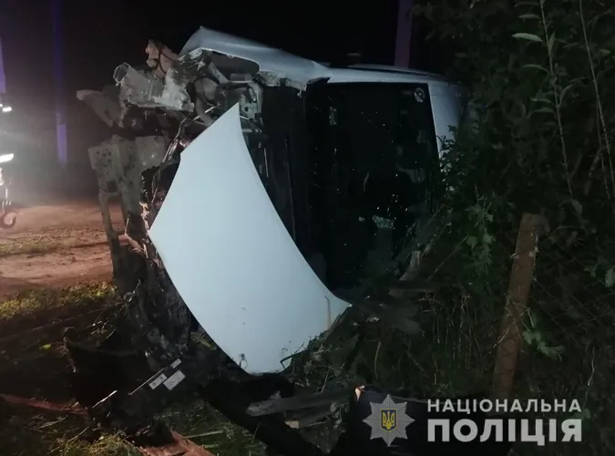 У Рожищі «пежо» на швидкості влетіло в паркан: водій загинув (фото)