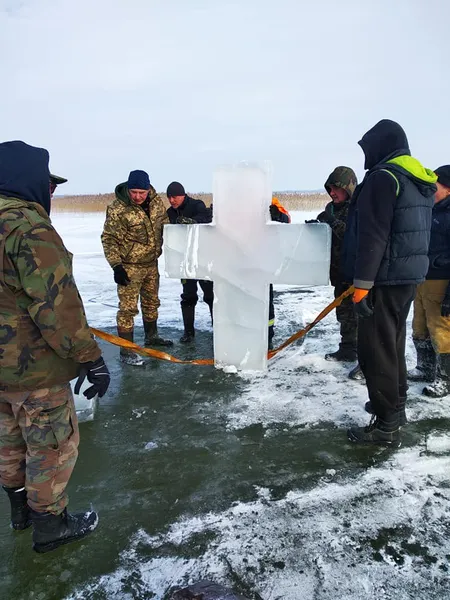 Як на Світязі готували ополонку для освячення води (фото)