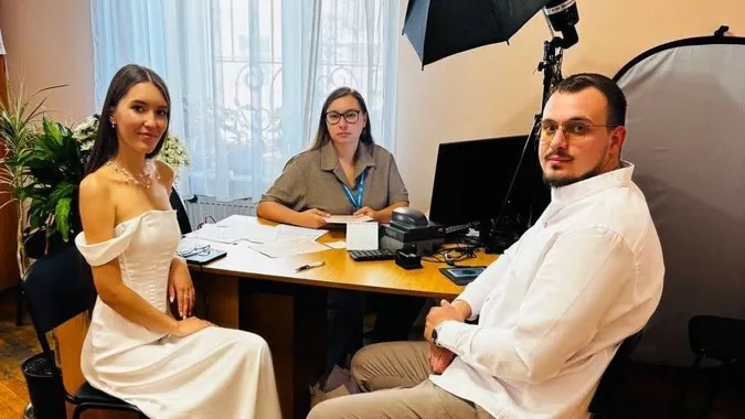 Одразу після ДРАЦСу: у Луцьку наречена подала документи на зміну прізвища в день весілля
