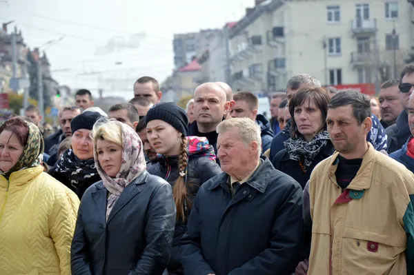 ...там, серед народу, стоїть голова Волинської обласної ради Ігор Палиця...