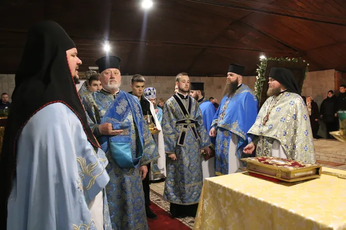У першому храмі Луцька, якому майже тисяча років, помолилися перед стародавньою іконою (фото)