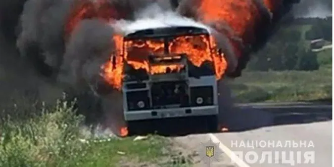 На Полтавщині загорівся автобус із пасажирами (фото, відео)