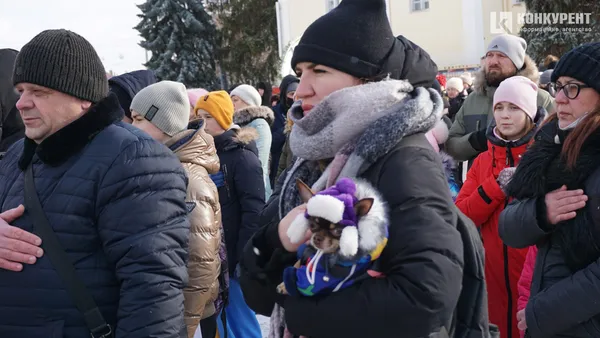 Свято єднання: у Луцьку розгорнули довжелезний стяг у День Соборності (фото, відео)