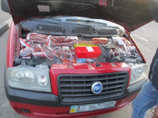 Під капотом і обшивкою: волинянин віз із Польщі 130 кілограмів продуктів (фото)