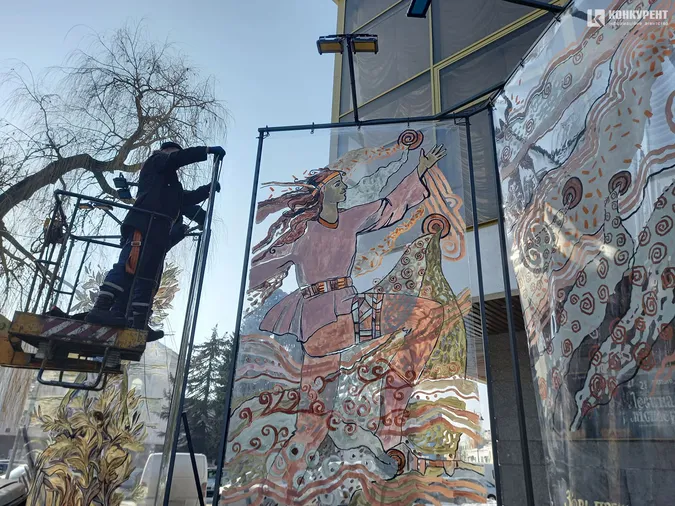 Мавка на плівці: у центрі Луцька монтують дивну конструкцію (фото)