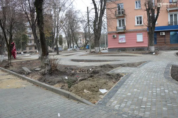 У Луцьку квіткарі розповіли, чи покращилася торгівля після переселення до філармонії