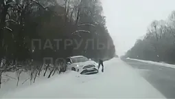 На Волині автівка злетіла з траси (відео)
