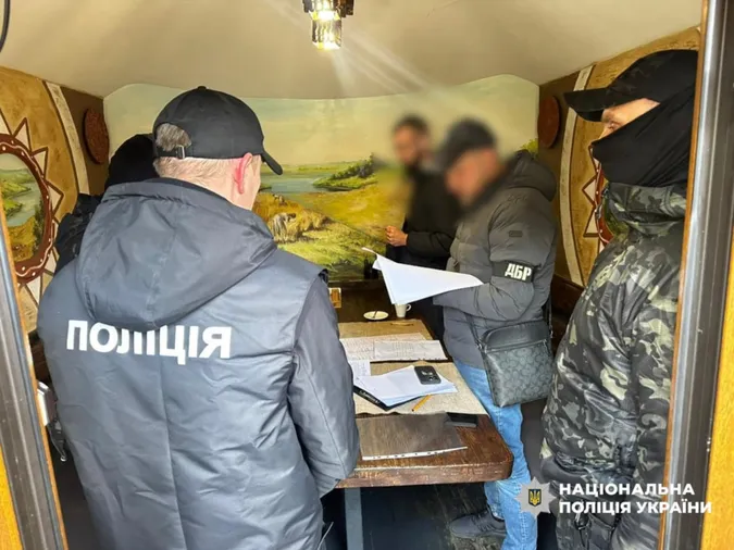 Топпосадовець Укрзалізниці погорів на хабарі у 100 000 доларів