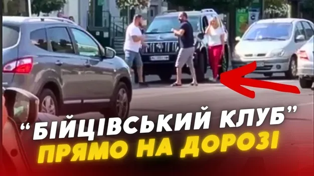 Кулаками по морді: у Луцьку двоє водіїв влаштували «бійцівський клуб» посеред дороги (відео)