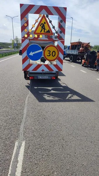 На Волині дорожники герметизують тріщини на автошляху (фото)