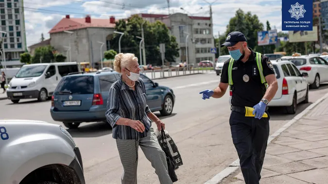 У Луцьку патрульні ловили пішоходів, що переходили дороги не за правилами