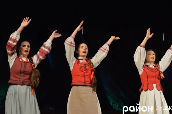 У Луцьку пенсіонерам безкоштовно показали виставу (фото)