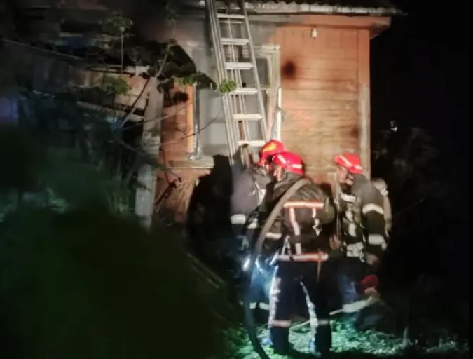 На Волині врятували жінку з охопленого вогнем будинку (фото)