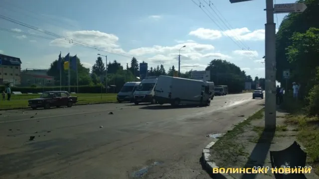 У Луцьку бус зіткнувся з легковиком: є постраждалі (фото)