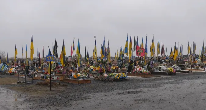 Чому сектор військових поховань у Гаразджі досі не облаштували (відео)