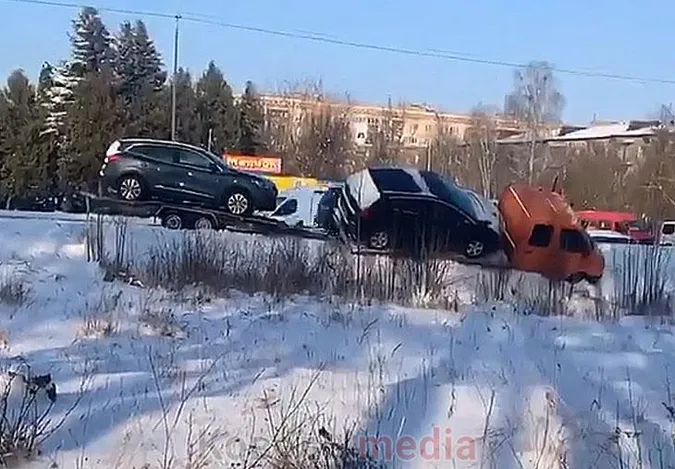 На Волині у кювет злетів автовоз із двома легковиками (відео)
