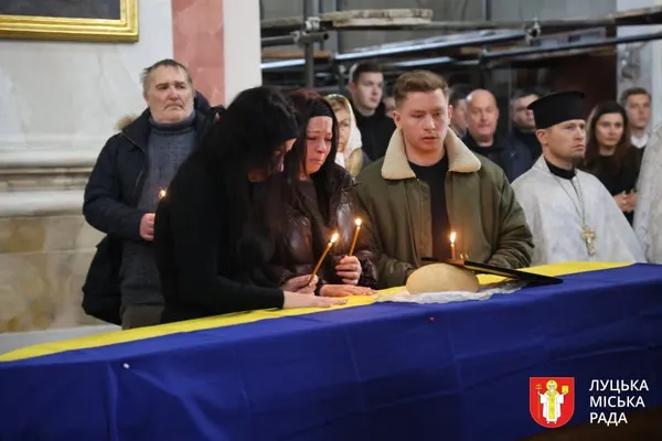Залишилася трирічна донька: у Луцьку провели в останню дорогу воїна Артема Тютюнника (фото)