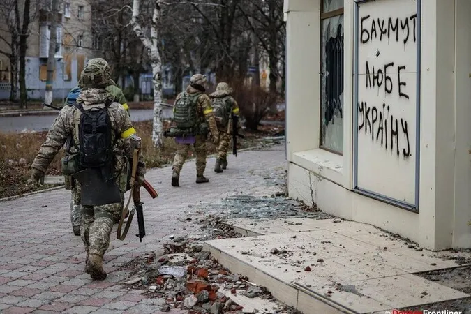 Росіяни атакують Бахмут за інерцією, зазнаючи величезних втрат, – Череватий