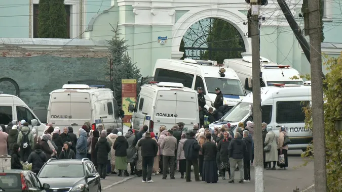 Вхід заблокували: що відбувається у соборі на Волині, з якого виселяють УПЦ «МП» (фото)