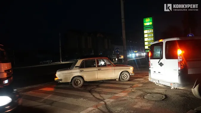 Черги на заправках та переповнені маршрутки: як виглядає Луцьк без світла (фото)