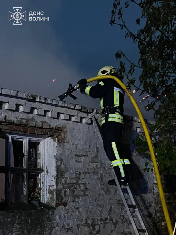 Як гасили жахливу пожежу на Омелянику в Луцьку (фото, відео)