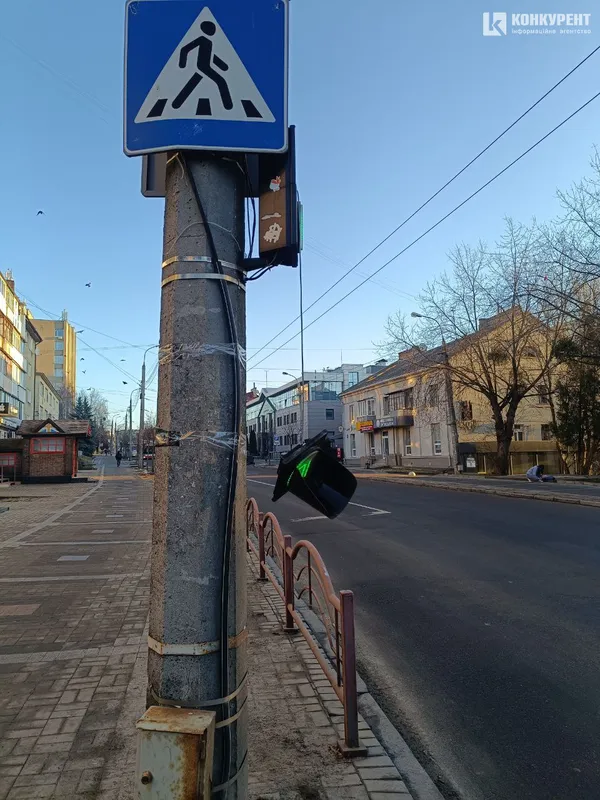 У центрі Луцька відвалився світлофор (фото)