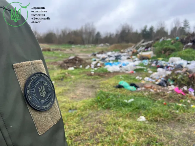 Екологічне лихо: поблизу Луцька виявили два величезні стихійні сміттєзвалища (фото)