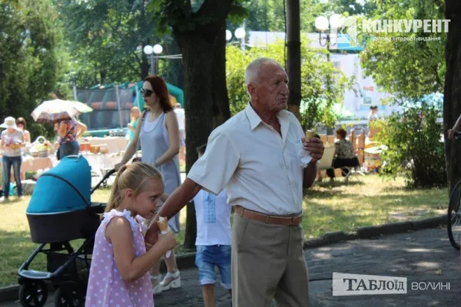 …смакували морозивом…