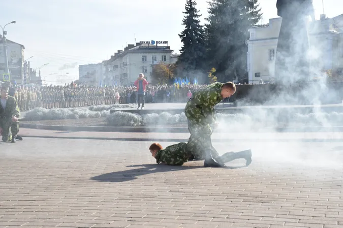 Зі зброєю і прийомами рукопашки: як приймали в Луцьку в ліцеїсти (ФОТО)