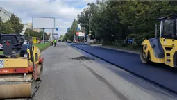 На проспекті Соборності в Луцьку вкладають новенький асфальт (фото, відео)
