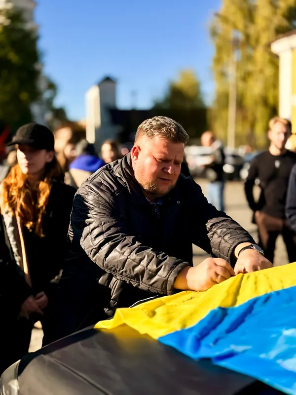 Хор «Гомін» у Луцьку передав 25 пікапів для ЗСУ (фото)