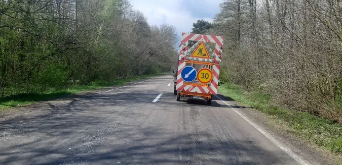 Війна внесла свої корективи: на Волині «латають» важливу дорогу (фото, відео)