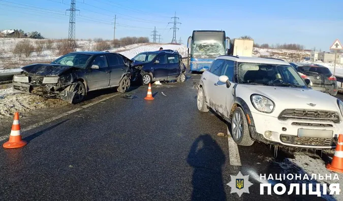 Масштабна ДТП на Львівщині: зіткнулись автобус і три легковики, є травмовані (фото)