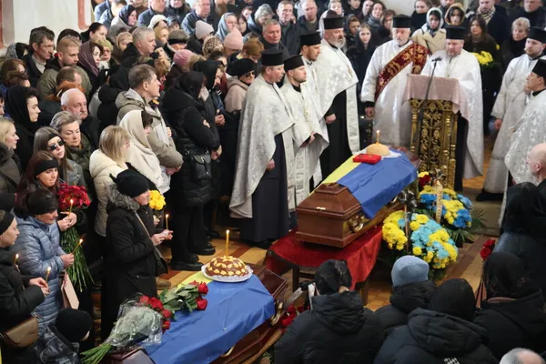 У Луцьку провели в останню дорогу двох Героїв, Євгенія Філяса та Тараса Медведчука (фото)