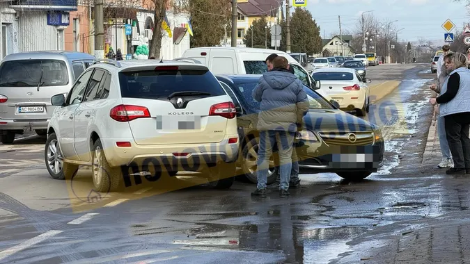 У центрі Нововолинська зіштовхнулися автівки – рух ускладнений (фото)
