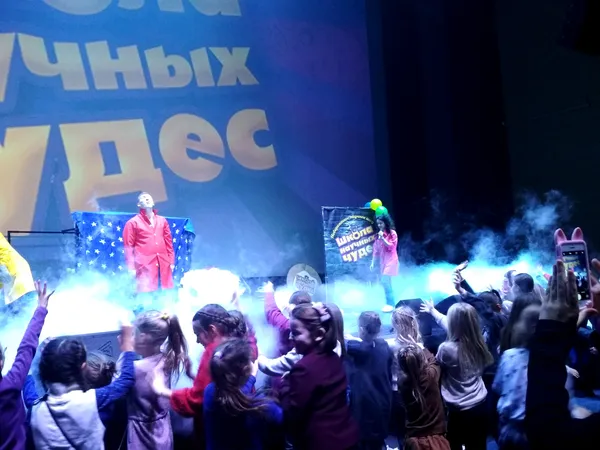 «Факелмен», кульки та рідкий азот: у «Промені» показали наукові чудеса (фото)
