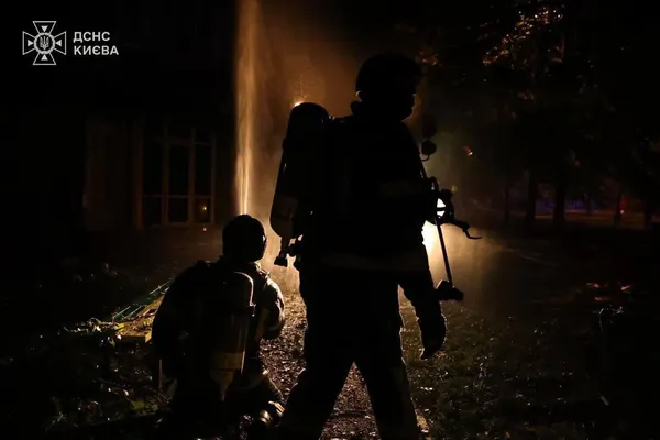 Двоє загиблих та п’ятеро постраждалих: у Києві влучання в житловий будинок, пошкоджено лікарню і гуртожиток