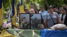 Жив у Рожищі, поховали на Житомирщині: в останню путь провели воїна Віталія Чижевського (фото)