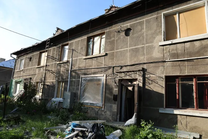 Вибиті вікна, пошкоджені покрівлі: після атаки росіян у Луцьку обстежили майже сотню квартир (фото)