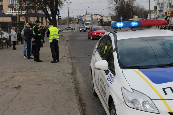Ями по шість сантиметрів: волинські патрульні обстежили Львівську (фото)