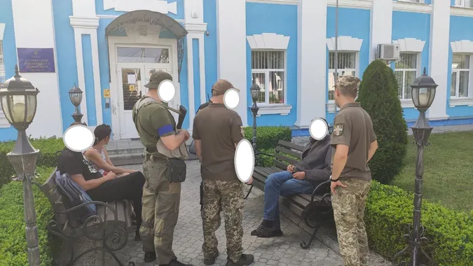 У Ратному вручали повістки тим, хто вживав алкоголь (фото, відео)