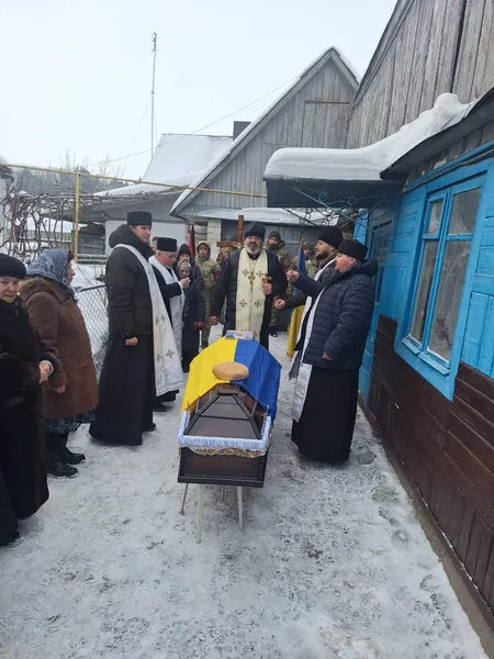 Громада у скорботі: у Луцькому районі попрощалися із бійцем Олександром Кувшиновим (фото)