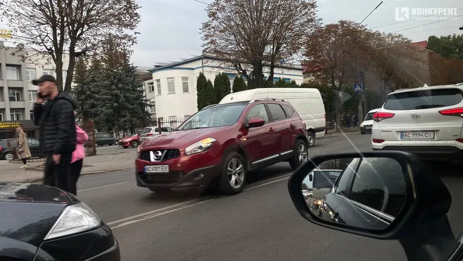 У Луцьку сталась аварія на проспекті Перемоги: рух ускладнено (фото)