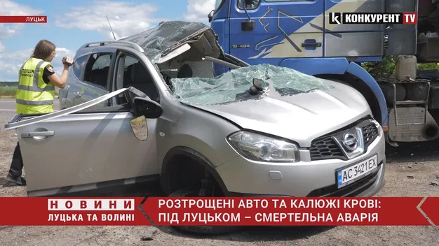 Біля Луцька – смертельна ДТП: легковик врізався в фуру (фото, відео)
