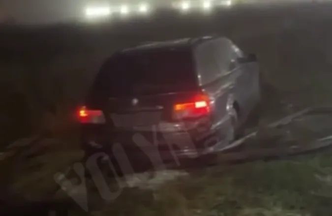 Водій зник: у Рованцях BMW зніс зупинку та злетів у кювет (відео)