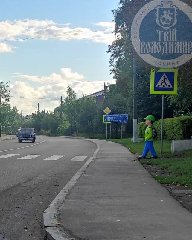 У Володимирі біля переходів з'явилися «пластикові діти» (фото)