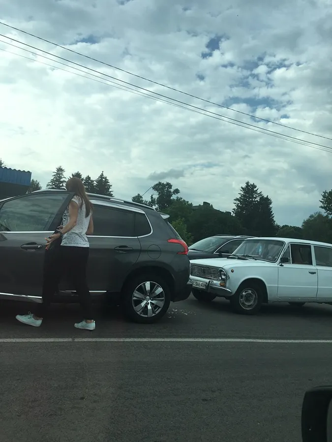 У Луцьку на перехресті – аварія: зіткнулися «пежо» і «жигулі» (фото)